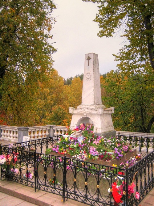 [tomb of Pushkin]